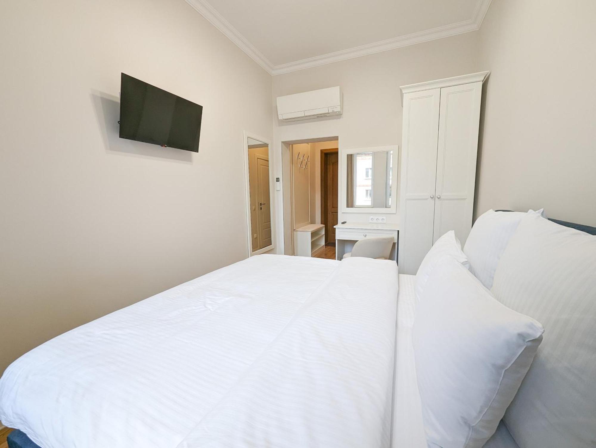 Kyiv Honchara Hotel Room photo